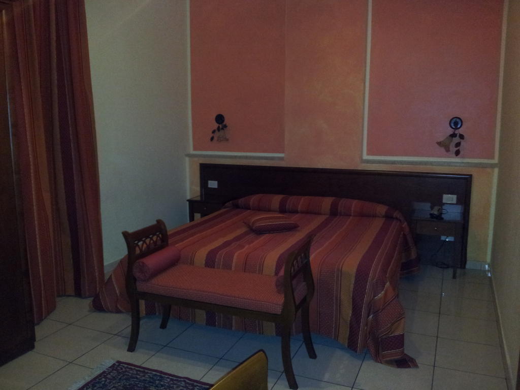 George Hotel Barcellona-Pozzo di Gotto Chambre photo